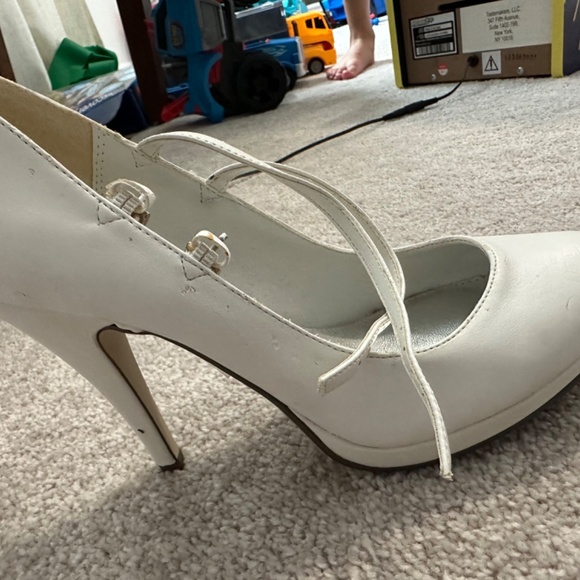 Women’s shoes and boots - Picture 14 of 16